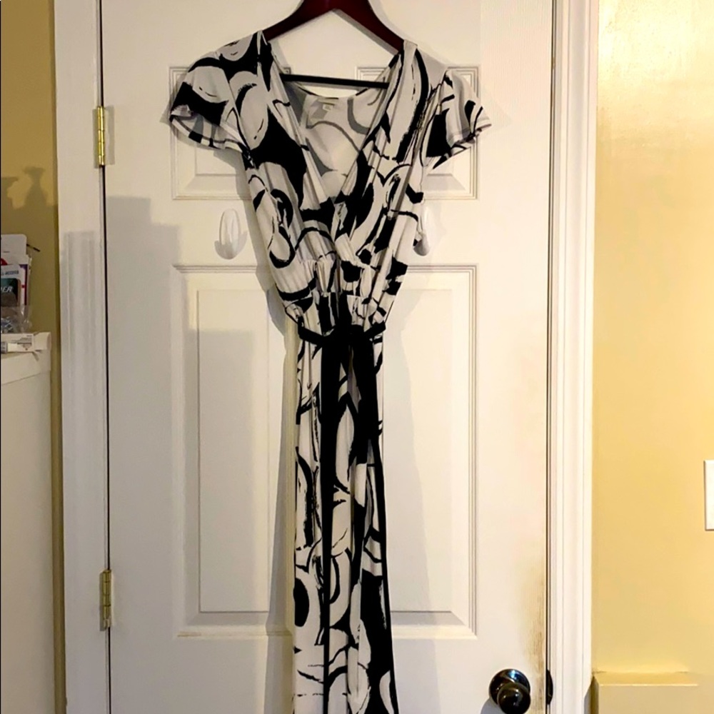Short sleeve black and white dress